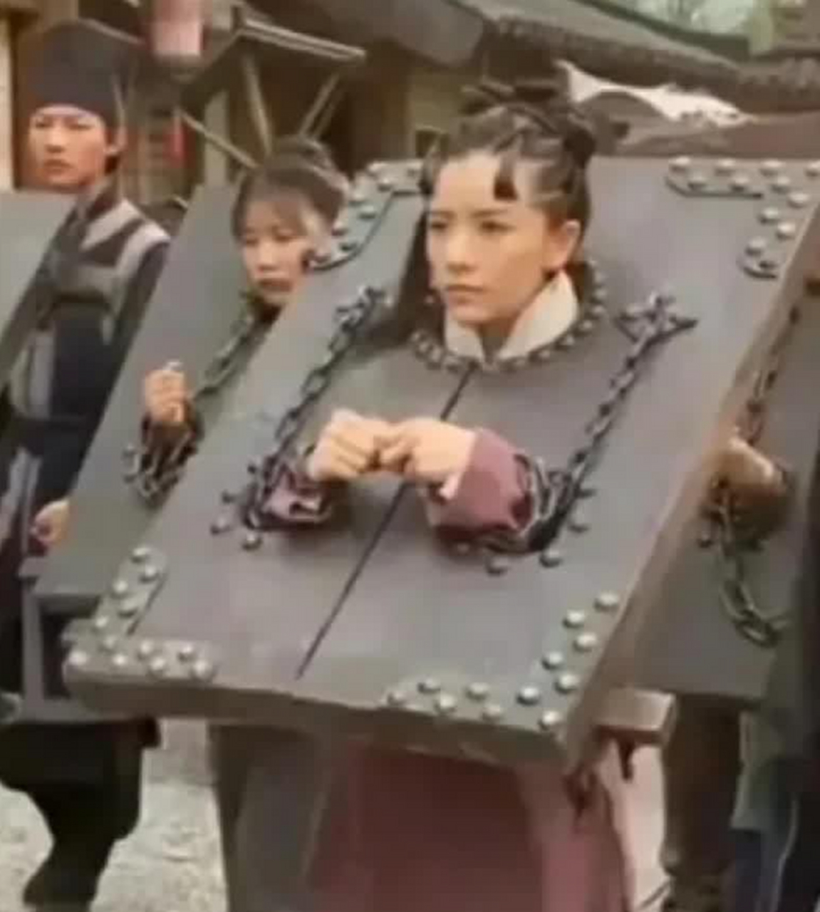 这就是主角的待遇吗,连木枷都是定制的