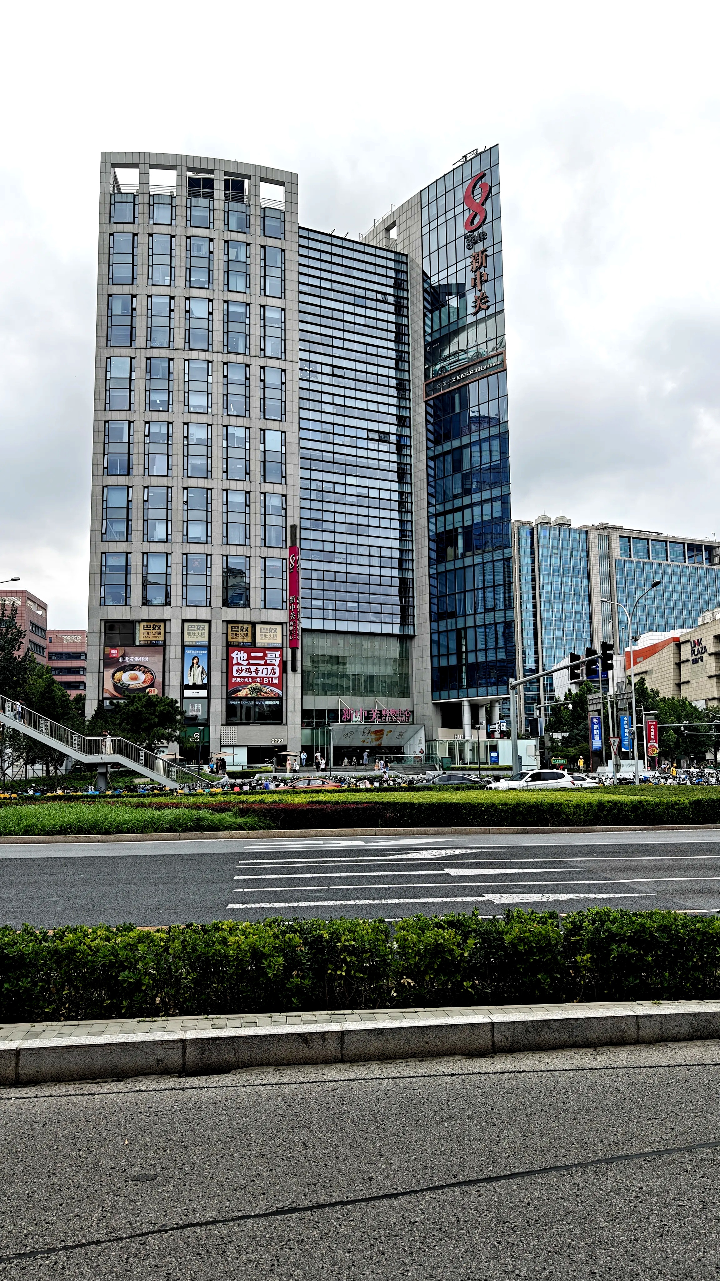 去年过生日,大女儿给我买了部六千多的新手机,另外两个女儿也都给了我