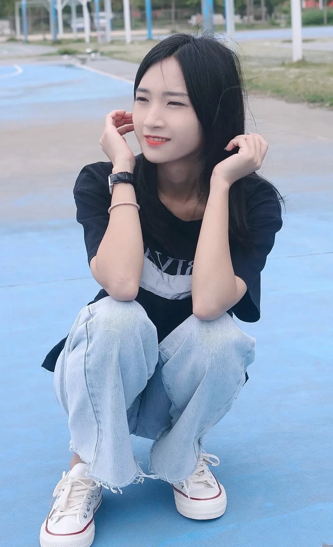 她就像春天的花朵,清纯又甜美,阳光下的她更加耀眼