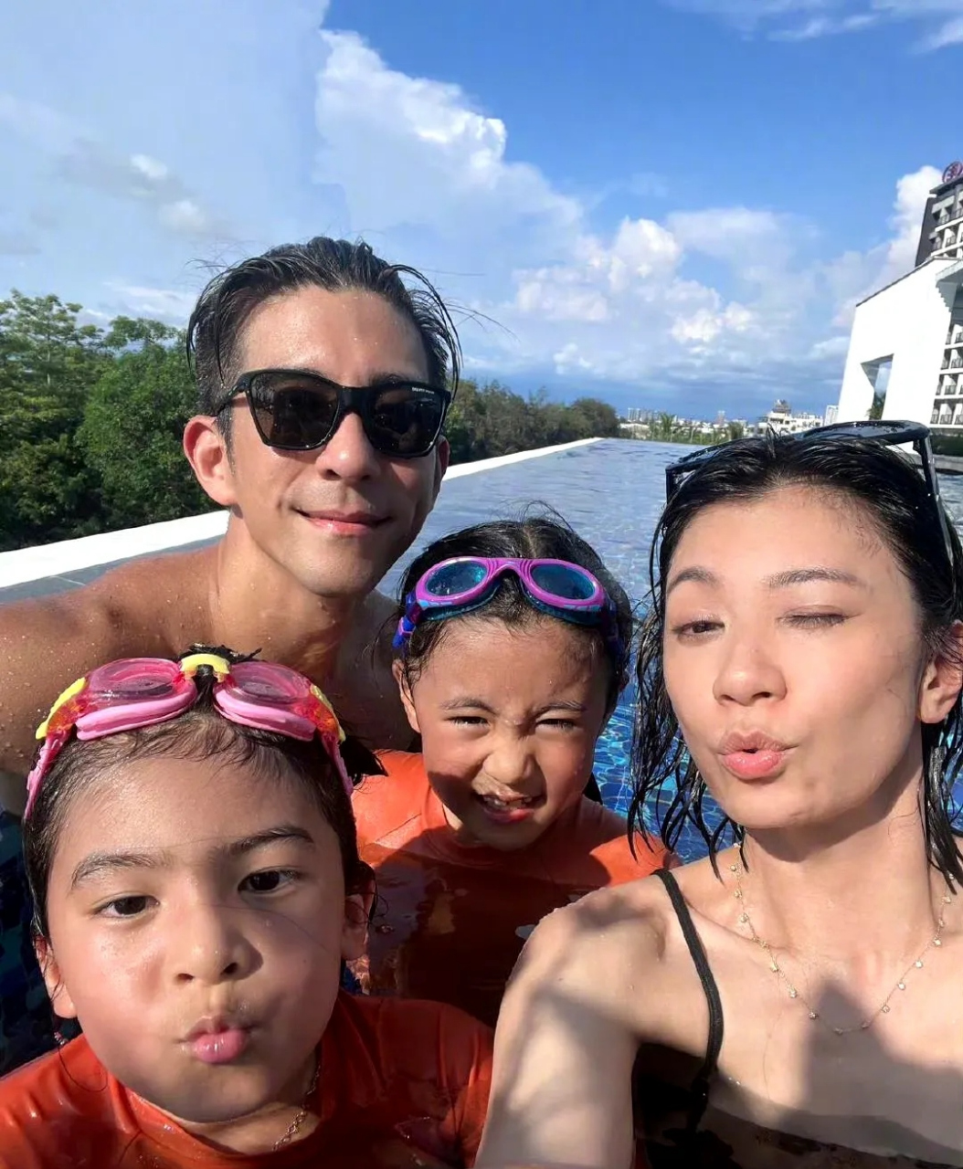 她老公好瘦哦,脸看起来比贾静雯的还要小,真是个帅气的爸爸.