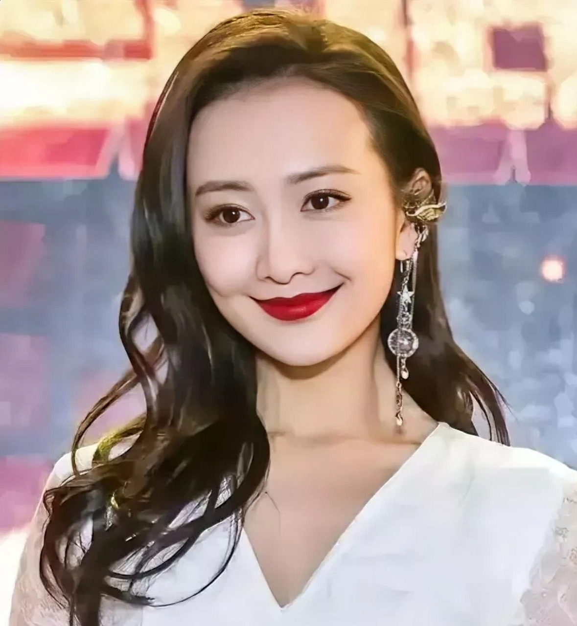 她有很多前男友,都是超有名的演员,像张戈,王凯,刘恺威和何九华.