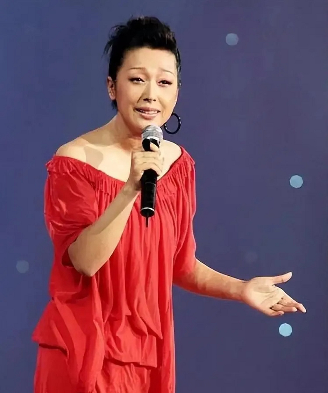 第一个是经纪人居鹏,第二个是填词人张俊以,都是她的前男友.