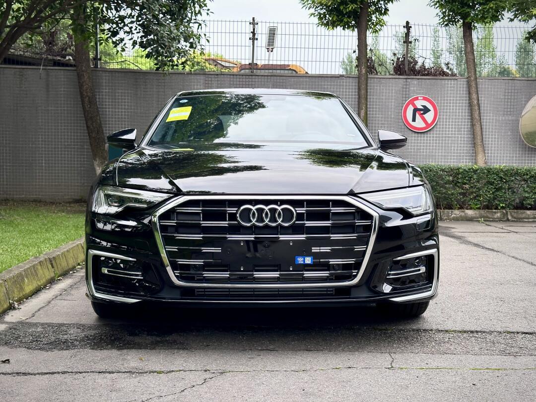 嘿,朋友们,你们有没有那么一刻,站在车水马龙的街头,看着一辆辆奥迪