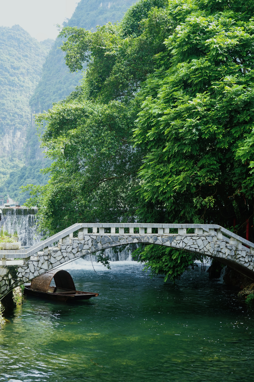 【景观瀑布】 天琴壮寨的中心是有着"龙州八景"之一美誉的古甑龙. .