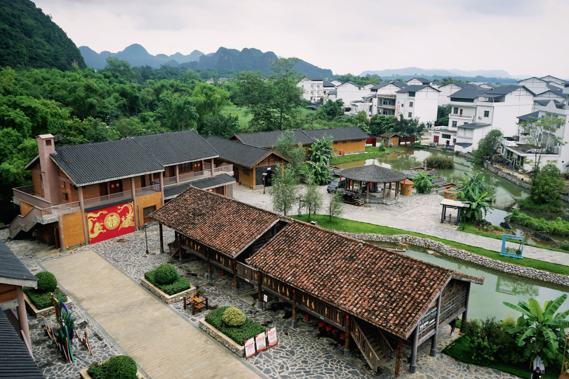 【景观瀑布】 天琴壮寨的中心是有着"龙州八景"之一美誉的古甑龙. .