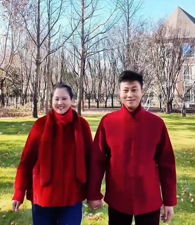 看歌唱家耿为华再次和妻子小贺同框,牵手秀恩爱好温馨