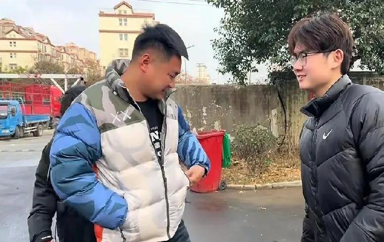 除了奶茶阿姨江苏的两个孩子,奶茶弟也带上子老婆孩子