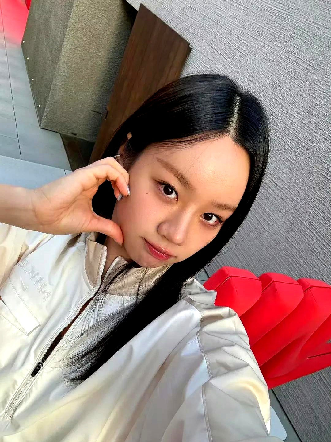 韩国女星李惠利因在颁奖典礼上没有为前辈郑雨盛的发言鼓掌而遭遇换角