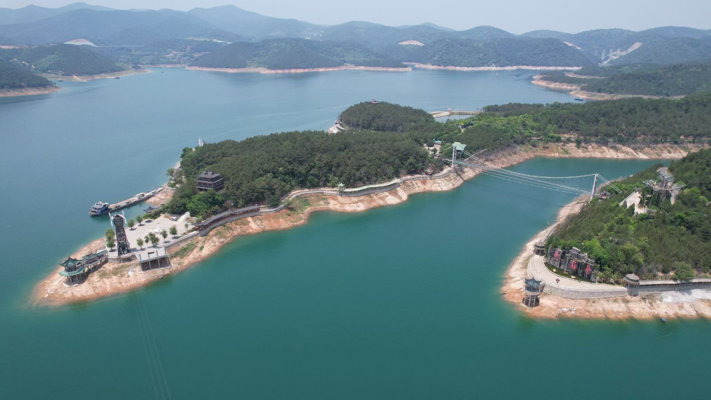 丹江口水库位于河南淅川县与湖北丹江口市交界处,是亚洲最大的人工