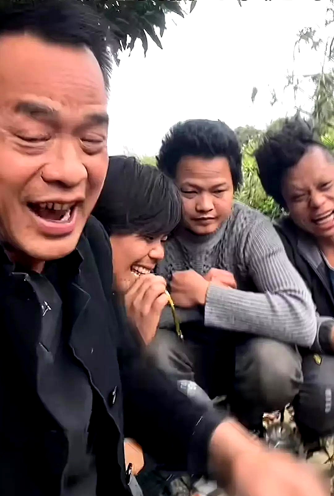 他年轻时迷上赌博,把家里的钱都输光了,日子过