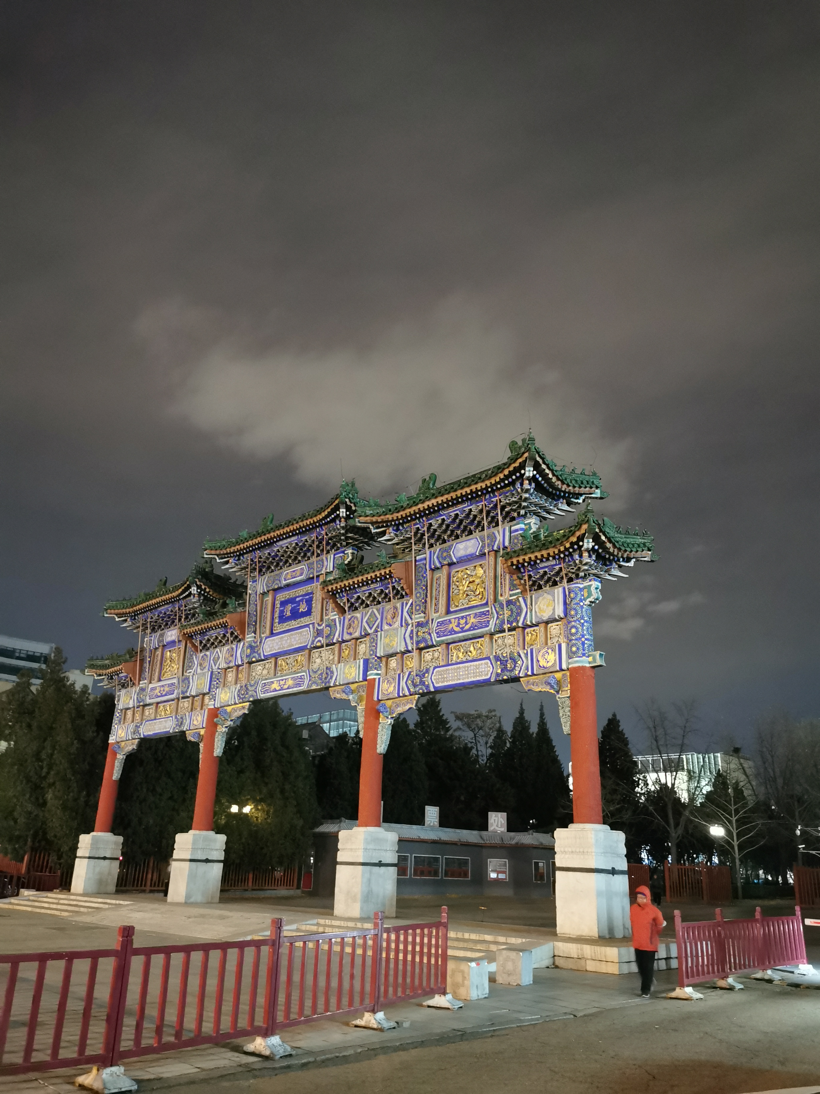 地坛公园景点介绍:  地坛公园是一座历史悠久,庄严肃穆的皇家坛庙园林