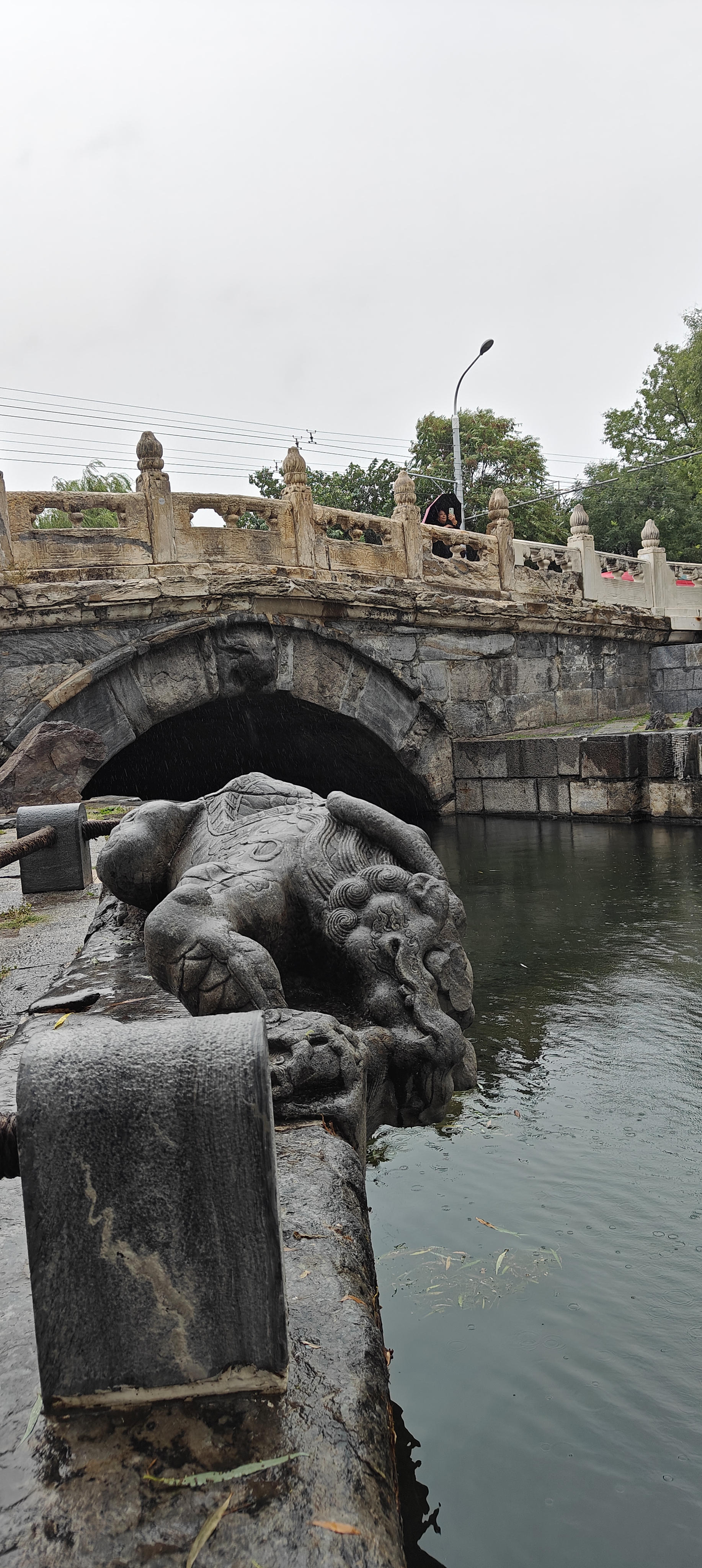 北京"万宁桥"位于什刹海前海东岸,地安门大街中央,建