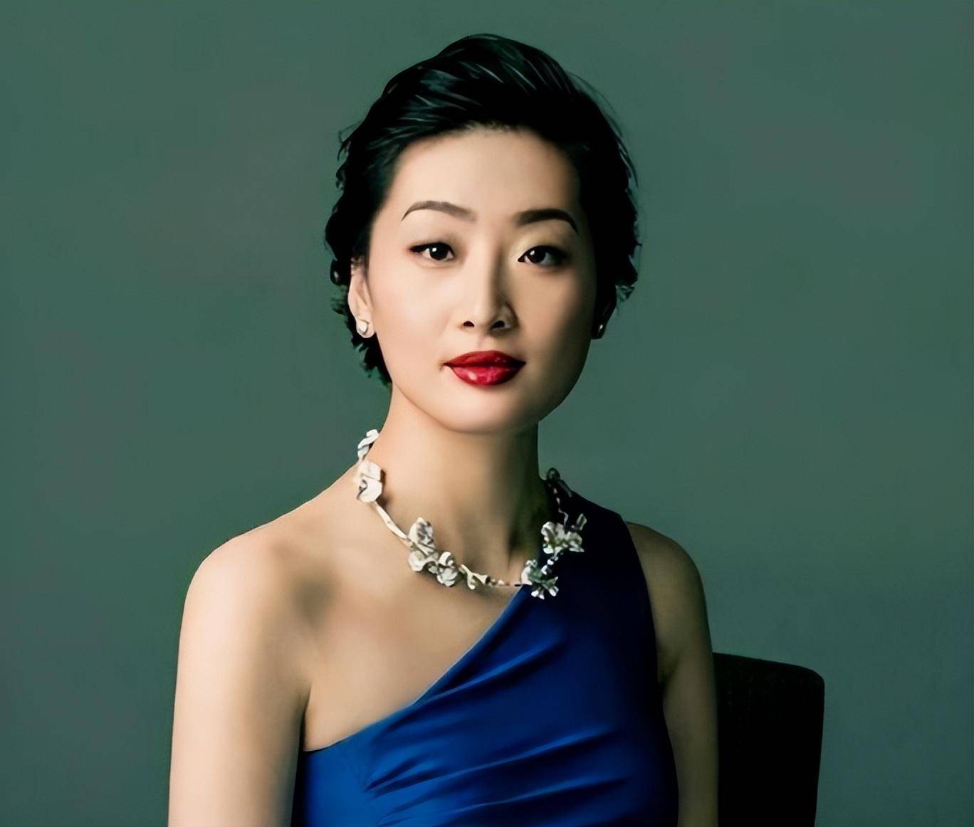 说句很现实的话,宗馥莉被人质疑有没有管理娃哈哈的权利,是很正常的