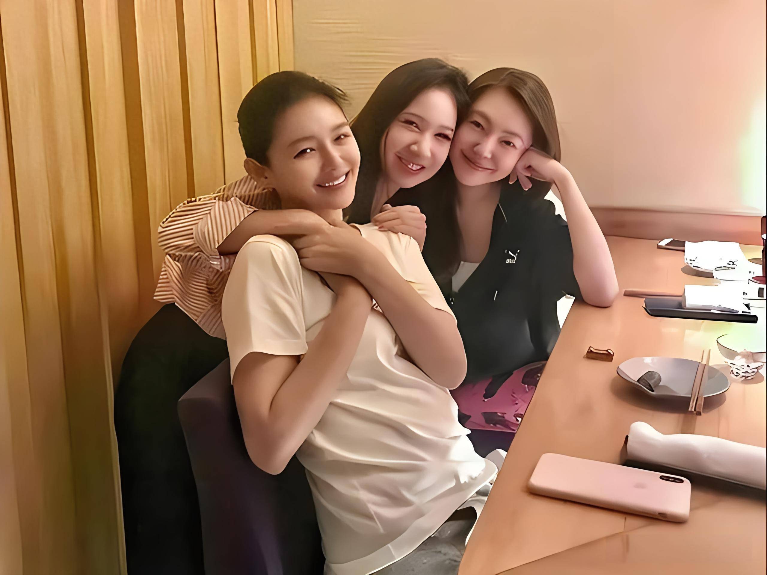 7月18日,有网友遇到了大s具俊晔带着她与汪小菲的女儿儿子一起去游玩