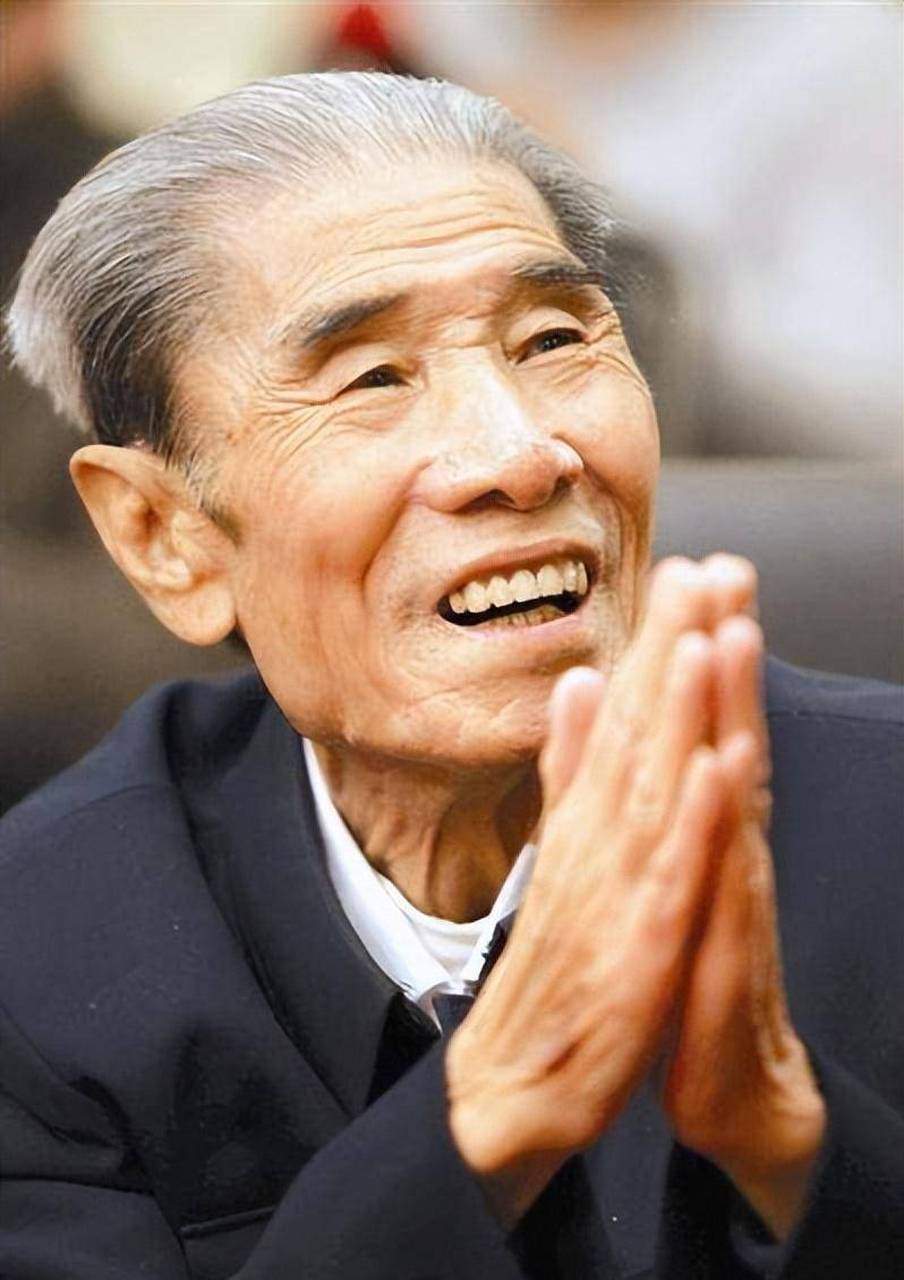 演员姜昆说,李文华说相声,说了一辈子也是个海青,没有师承,八十多岁