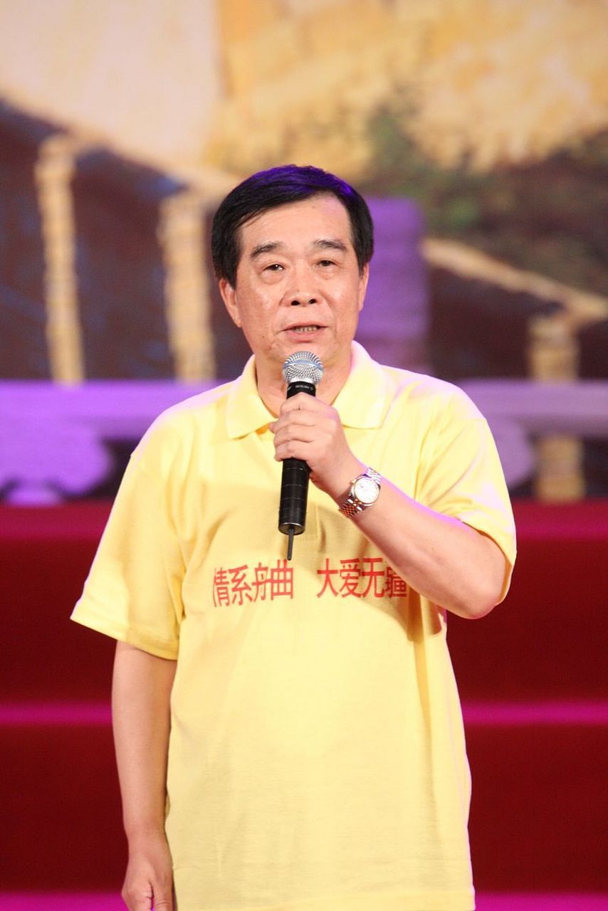 演员石富宽说,我跟侯耀文合作了四十多年,演出不计次数,让我记忆最深