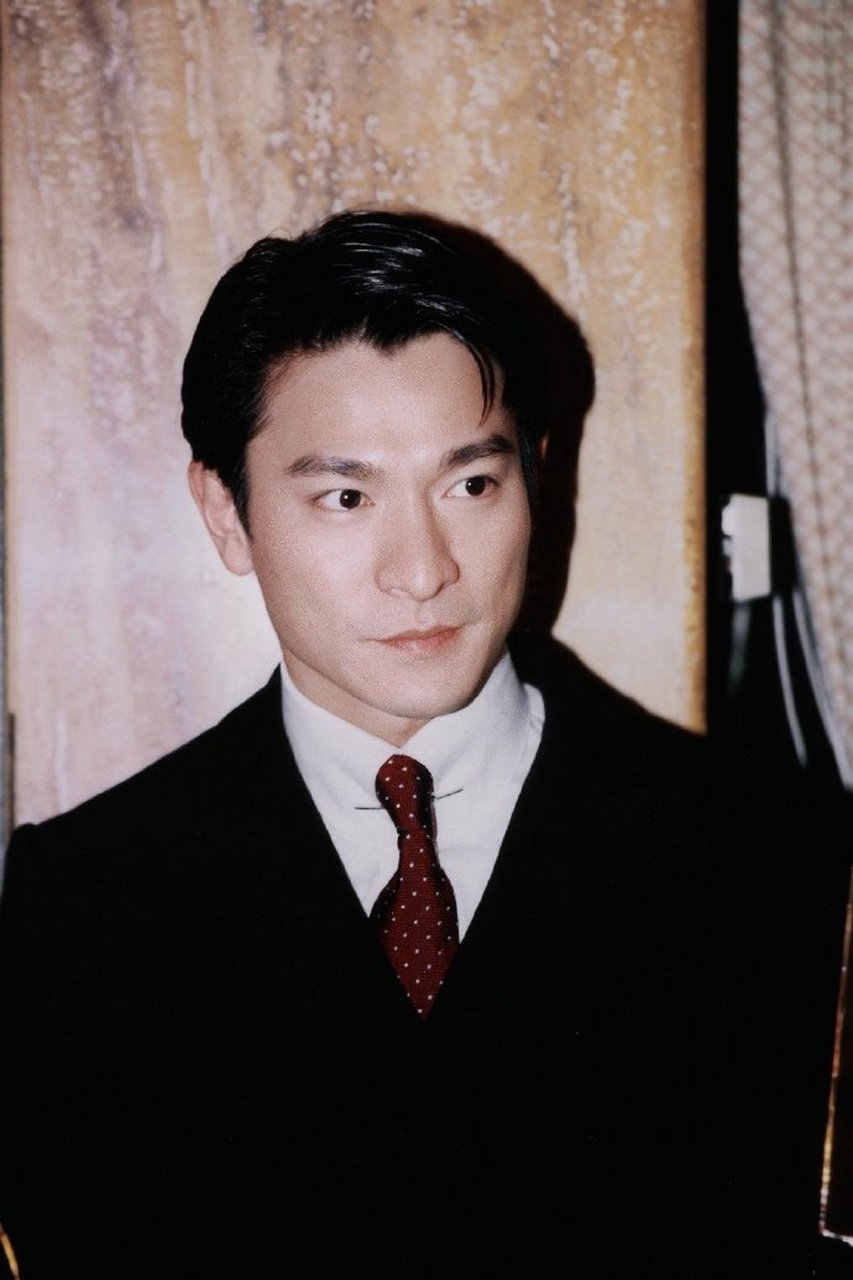 那就是,很多观众认为刘德华差点踩空呢!