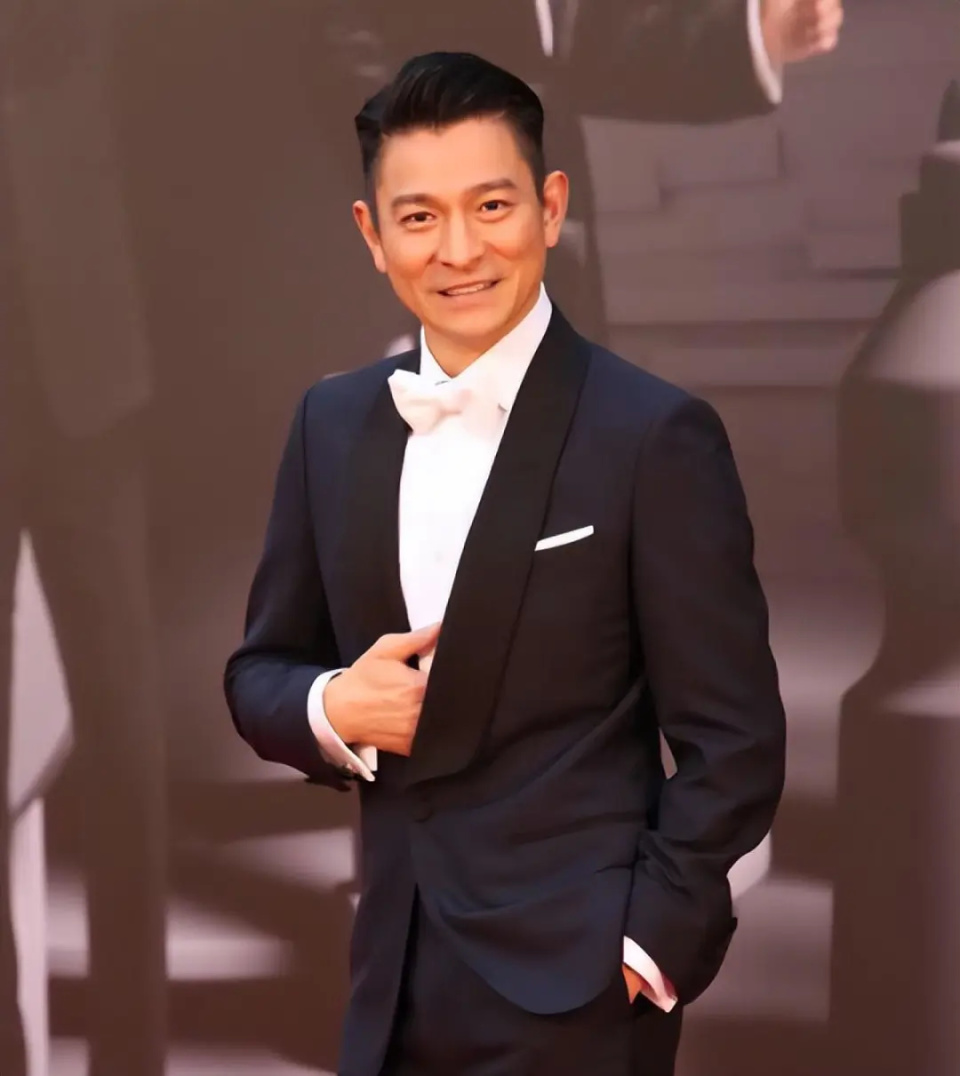 7月28日,有网友爆料称刘德华在演唱会五六米的升降台上差点一脚踩空摔