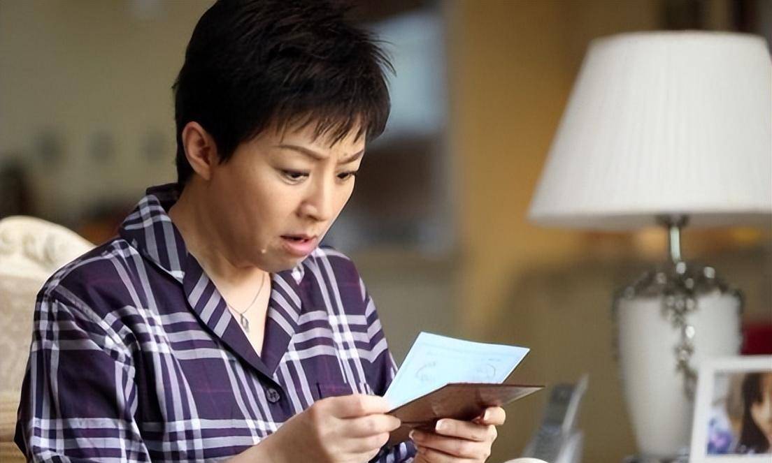 7月29日,宋丹丹在节目里看到那英在《歌手》唱歌时,忍不住替那英说话