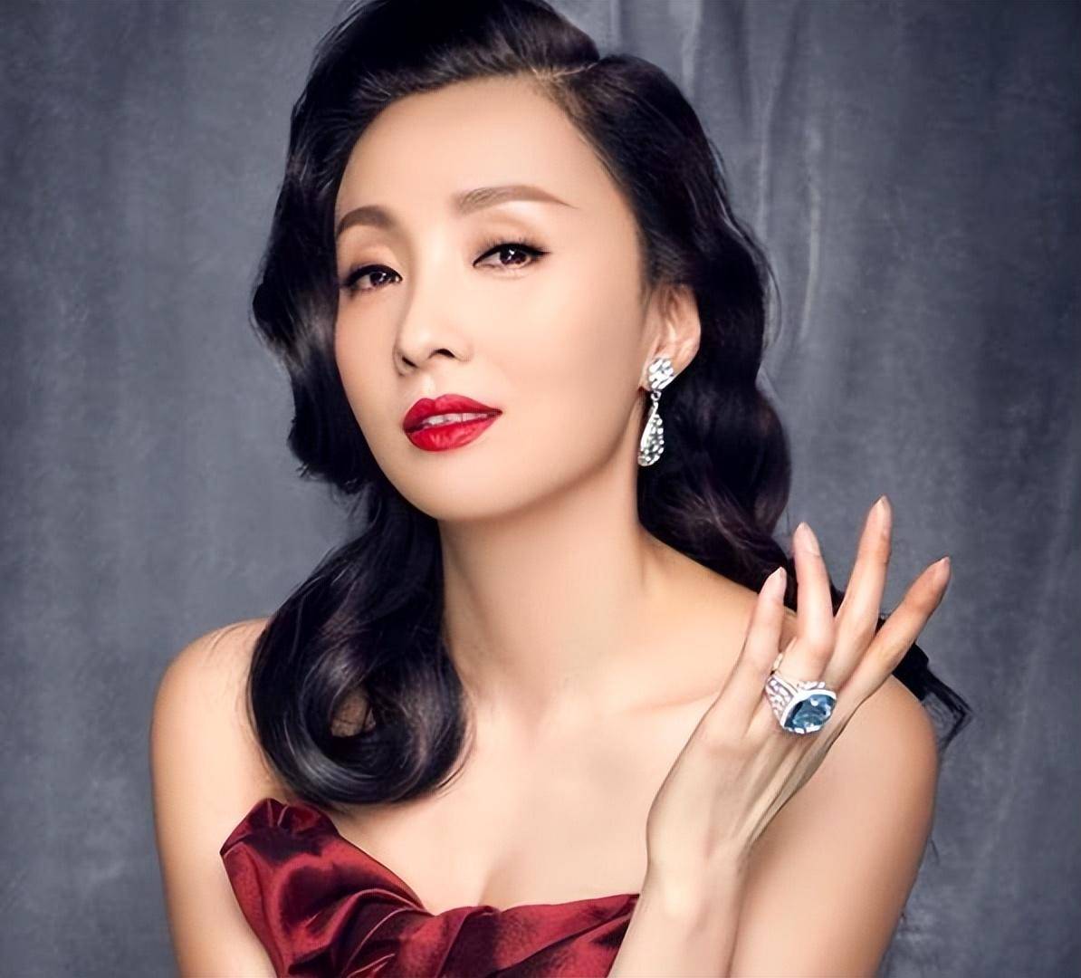 陶虹说,徐峥的父亲,在他上大学的时候就走了,母亲在国外生活,做服装