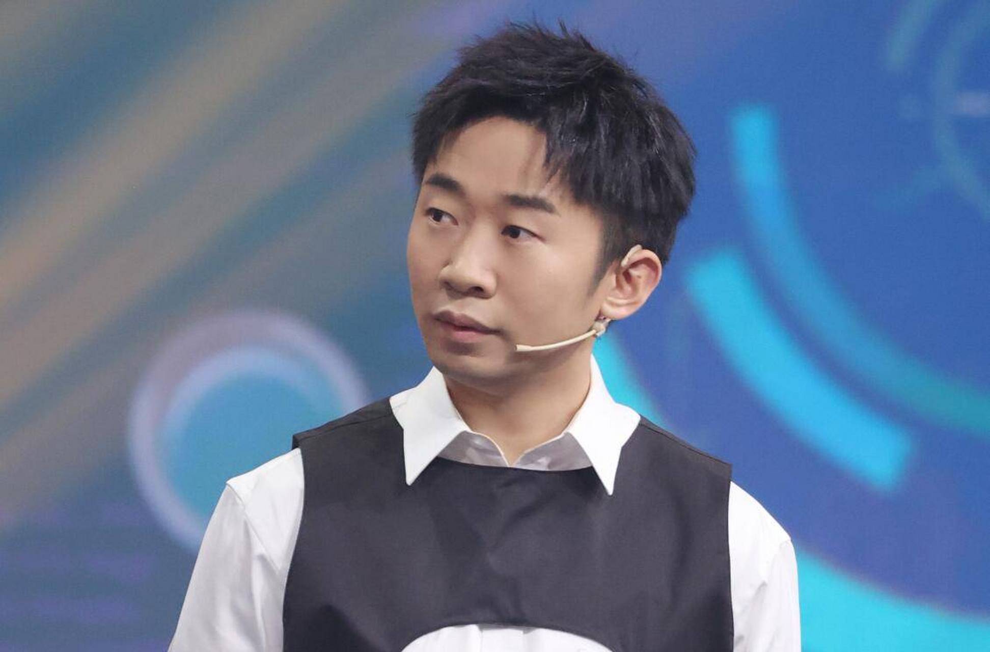 10月6日,杨迪在综艺节目《忙忙碌碌寻宝藏》中要尝每位嘉宾做的菜,大