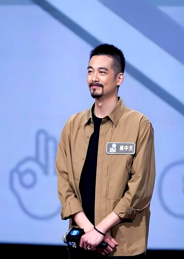 一张小女孩在草地上奔跑的照片,让整个网络炸开了锅