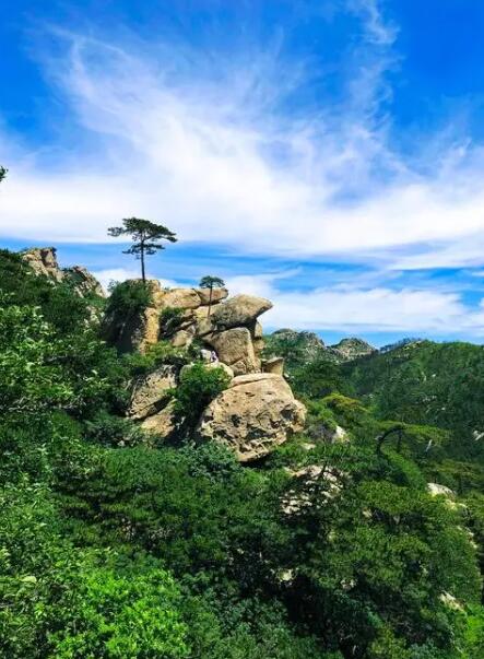 夏天,辽宁省锦州医巫闾山景色如画,如同一幅恢弘博大的泼墨画卷,给人