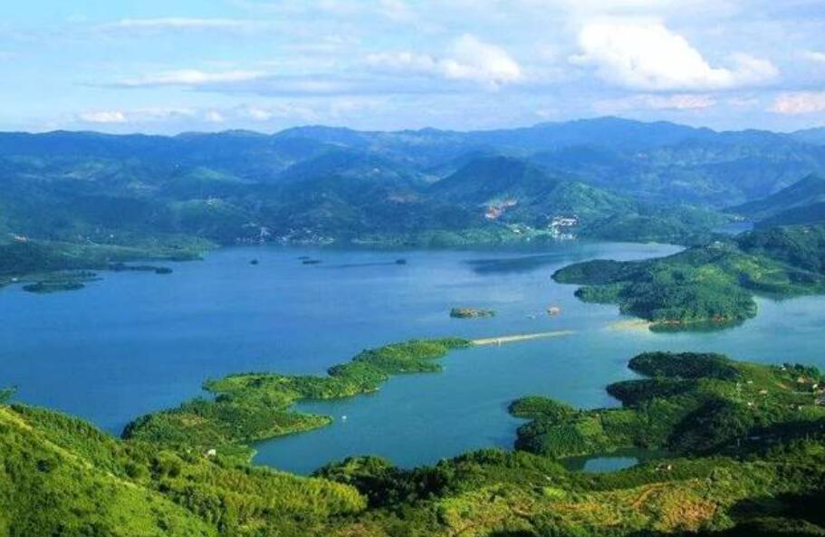 夏天,福建宁德古田翠屏湖真是太美了,四周群山环绕,层峦叠嶂,树木葱郁