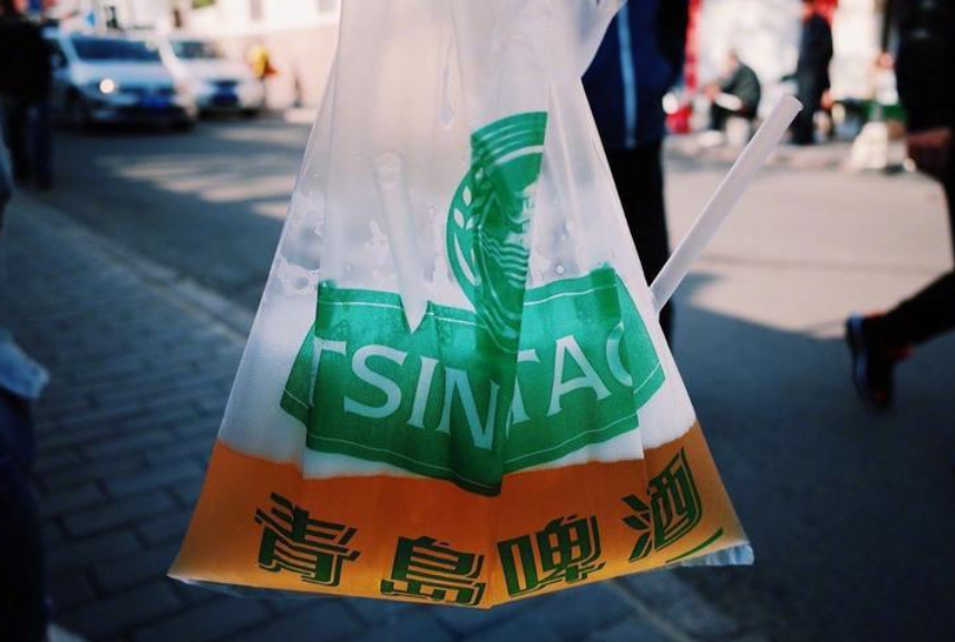 在我们大青岛,青岛啤酒就是用塑料袋喝才有感觉,这才是青岛啤酒的正确