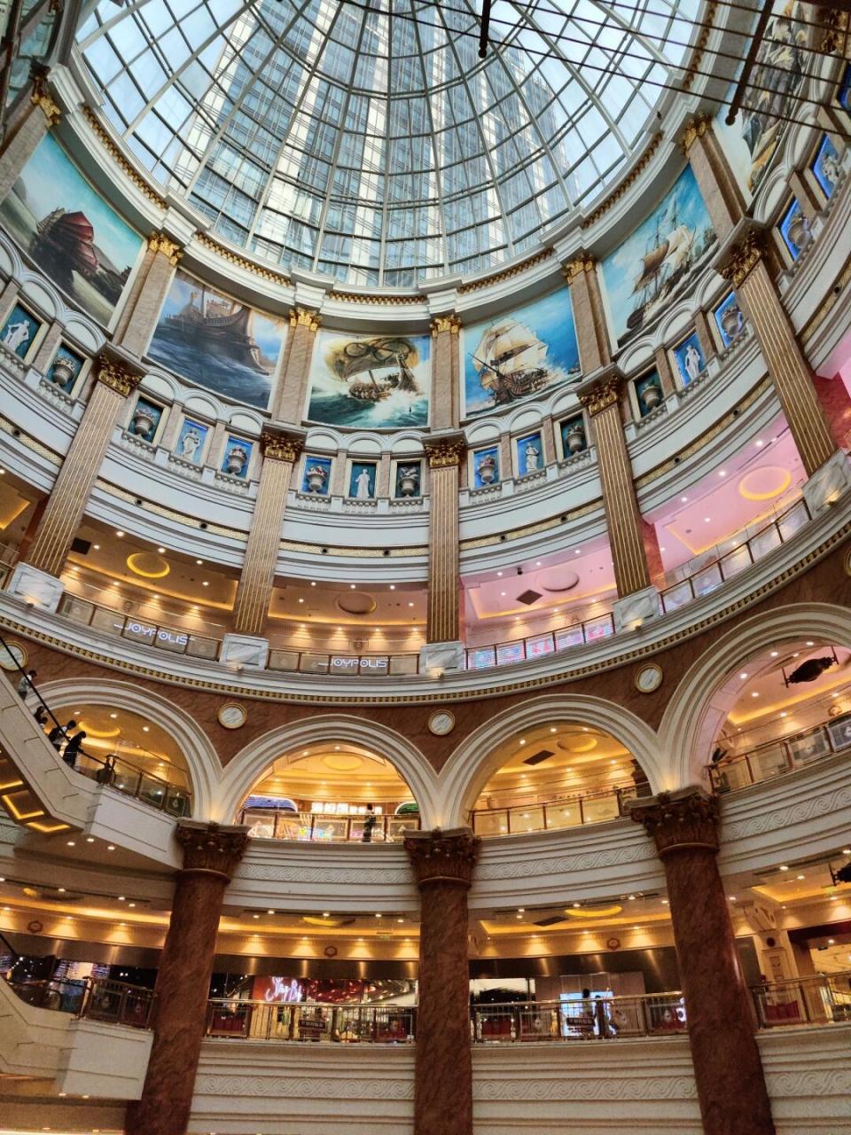 上海逛商场之环球港  上海最大的商场——环球港 上海环球港乃是一座