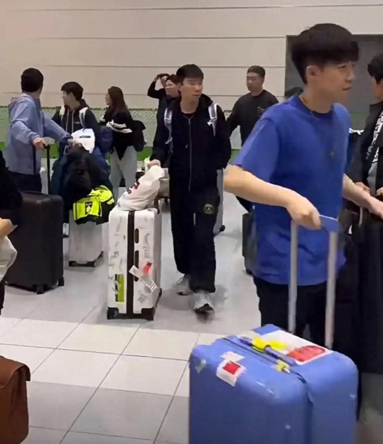 国乒健儿们终于在北京时间11月17日中午13点降落在日本福冈,安全着陆