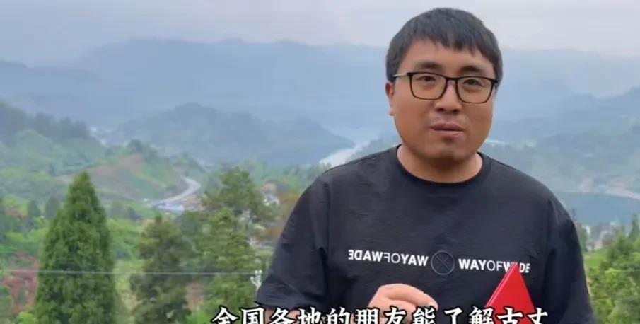 湘西网红冬宝最近忙得脚不沾地,带着爸妈一起卖古丈茶叶