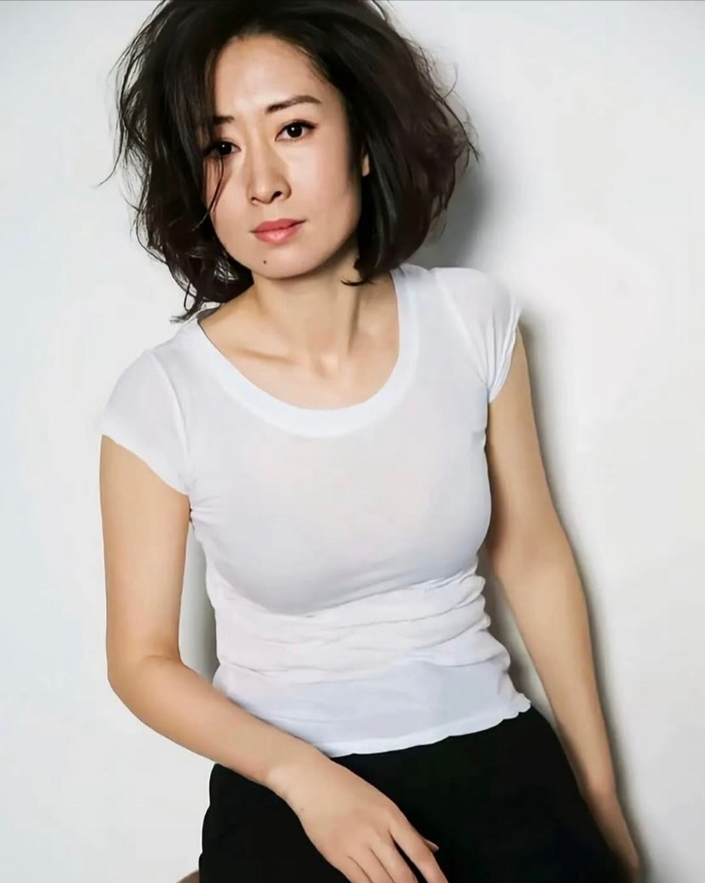 揭秘刘敏涛背后的"壮实奥秘"!透视背心显露意外身材!
