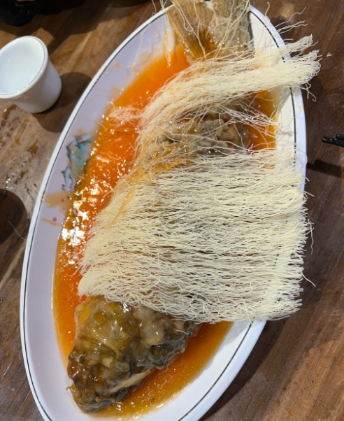 古城的建筑风格独特,飞檐斗拱,尽显宋韵之美