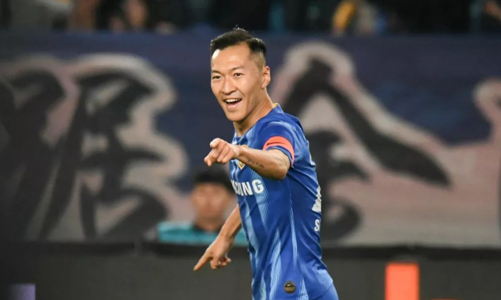 吴曦在上海申花大放异彩,李昂上港扛把子,场上队长热门!