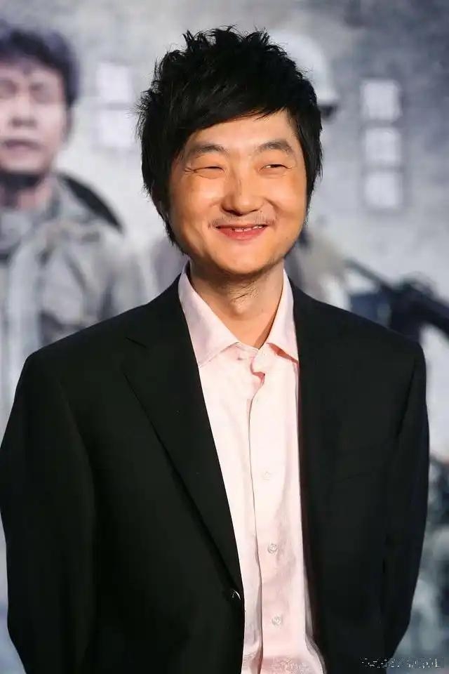 "苗圃不客气回:"你脸像被门挤又遭轮胎碾,我配不上你,不信问我妈!