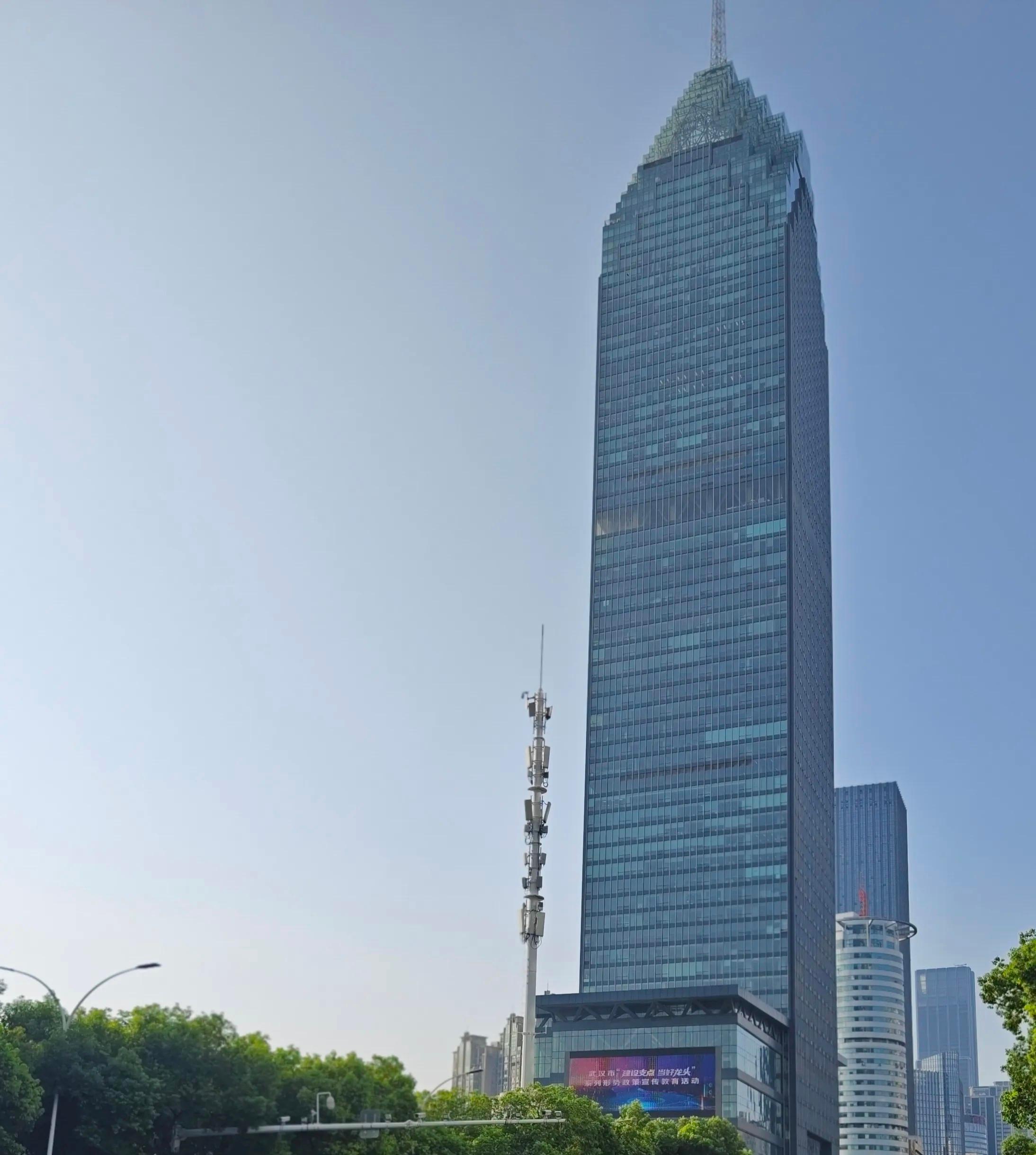 武汉38℃高温的清晨,这一幕挺有意思