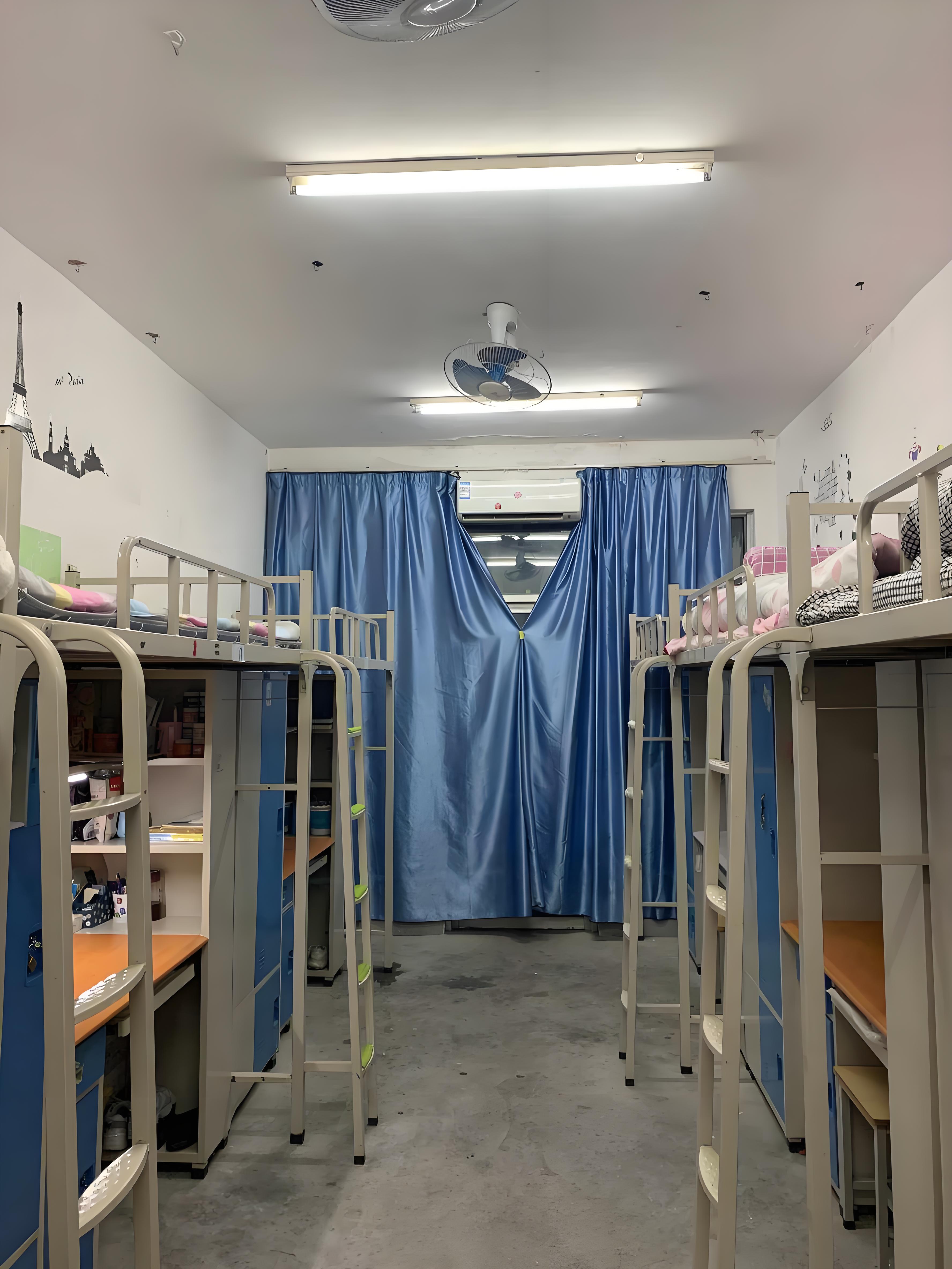 学生宿舍断电,37度高温无人管,学生住宿问题谁来管?