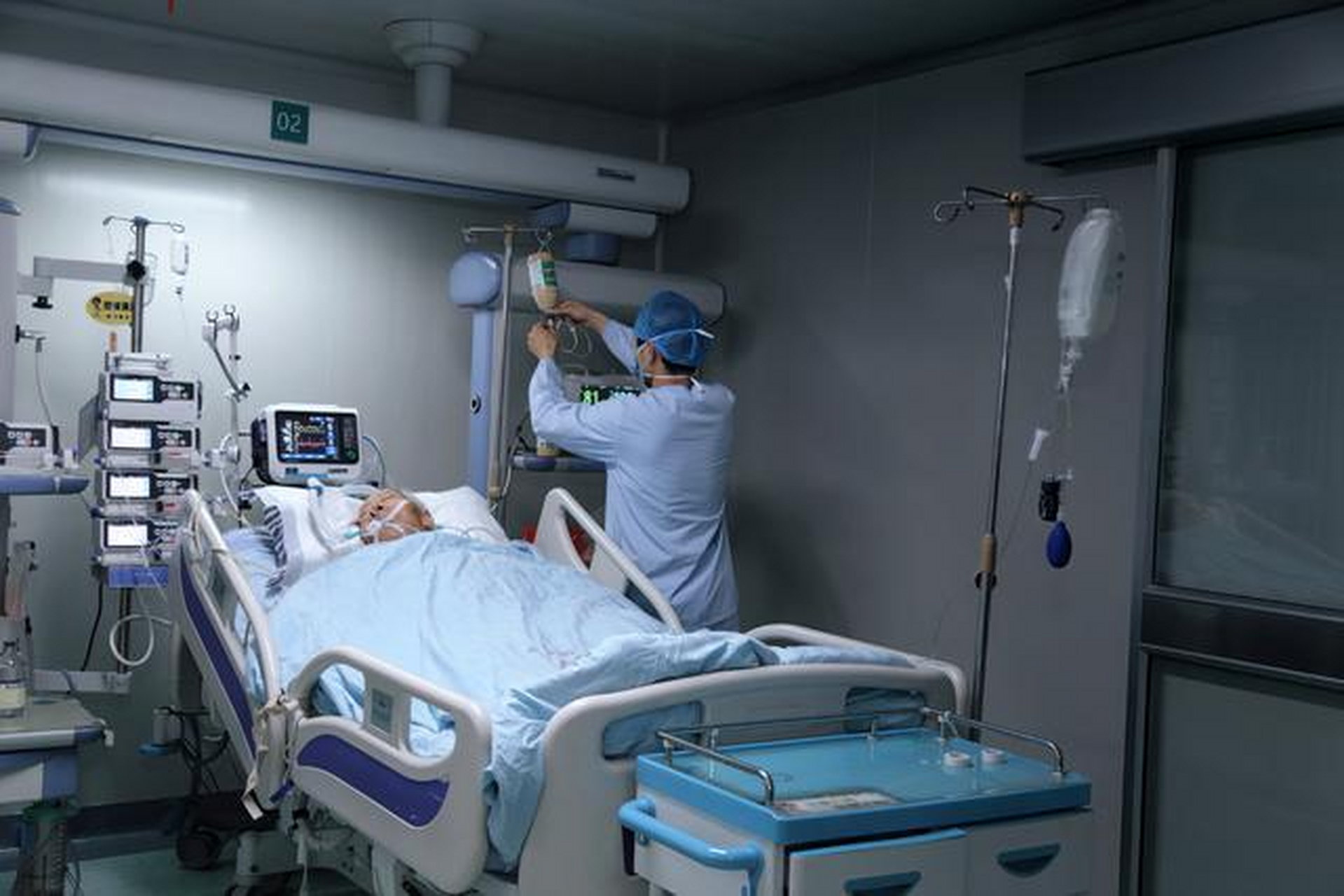 退休的王主任欣然前往.