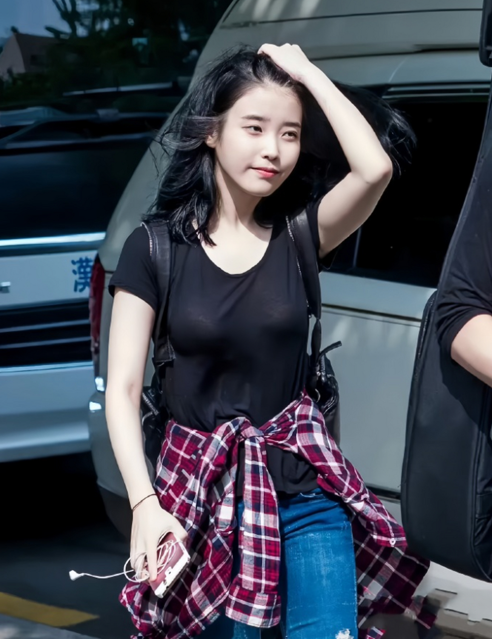 iu李知恩,波涛汹涌黑里透白#女明星怎么穿# #街拍养眼美女# 点赞关注