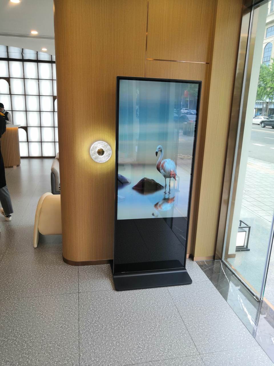 艺科技感十足的立式广告机 色彩丰富 画质细腻 防爆防摔防刮花 超薄