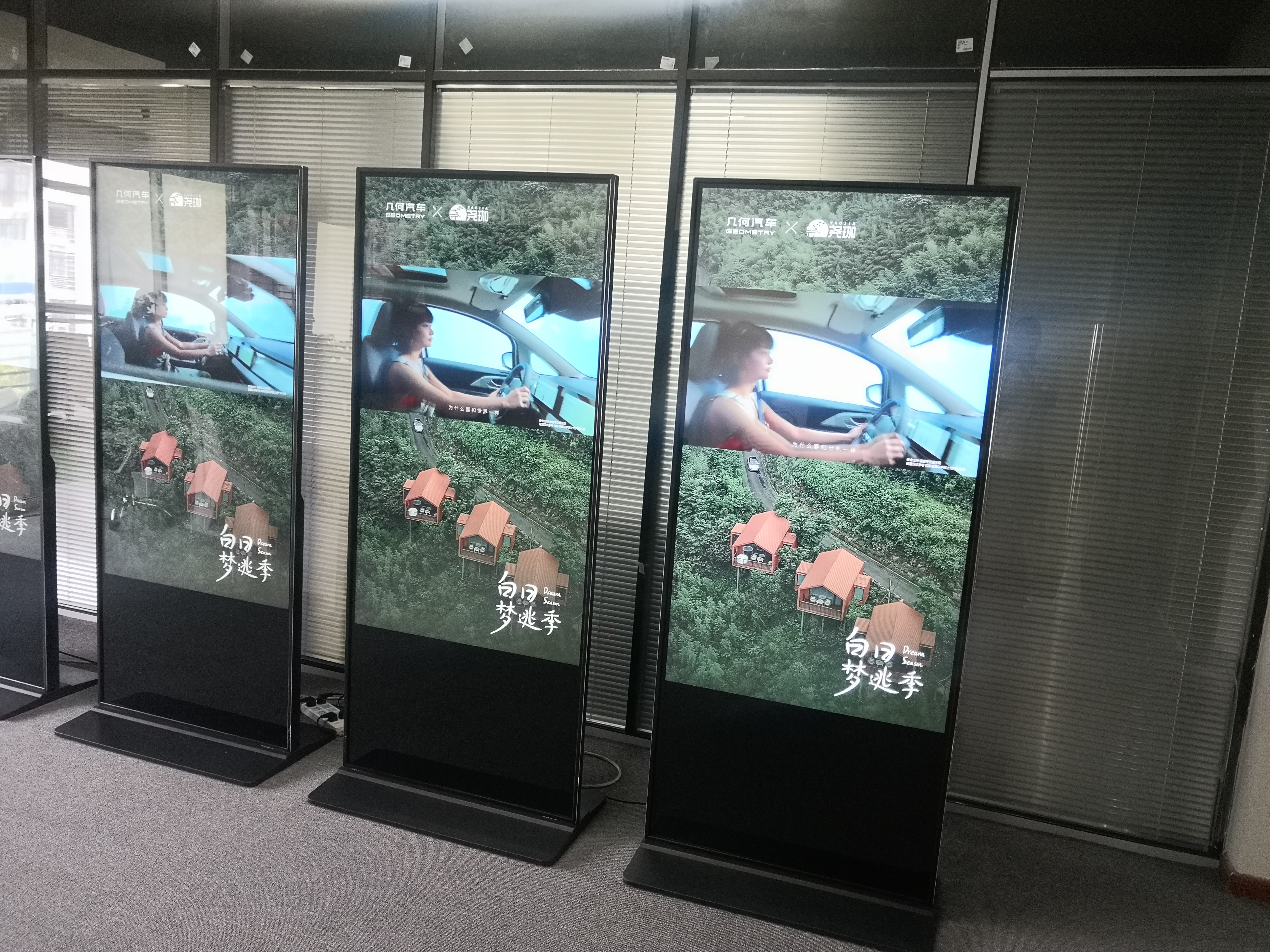 色彩丰富,画质细腻, 搭配进口钢化玻璃,防爆防摔防刮花,全立式广告机