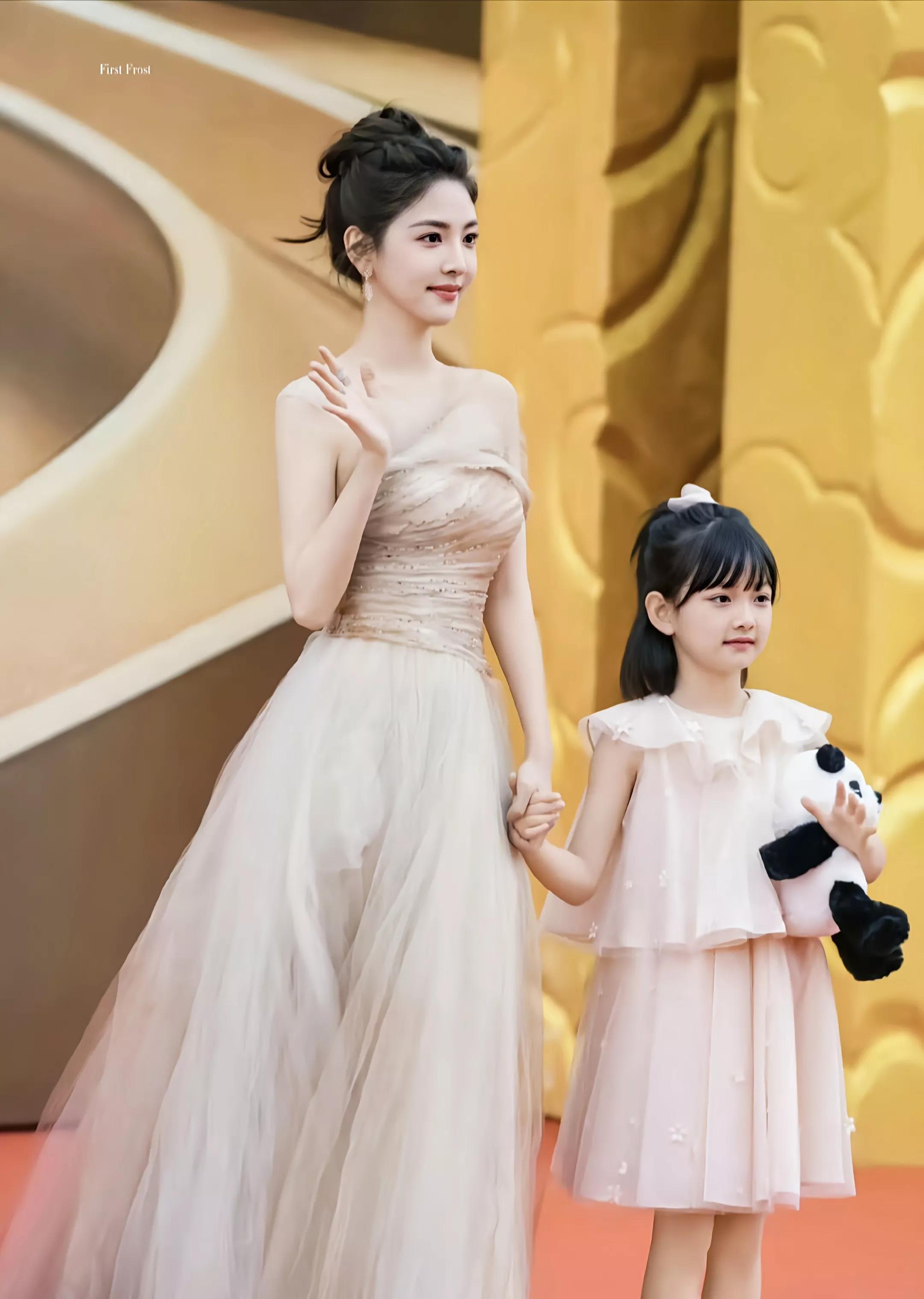 这个小家伙叫李珞桉2018年才来到这个世界