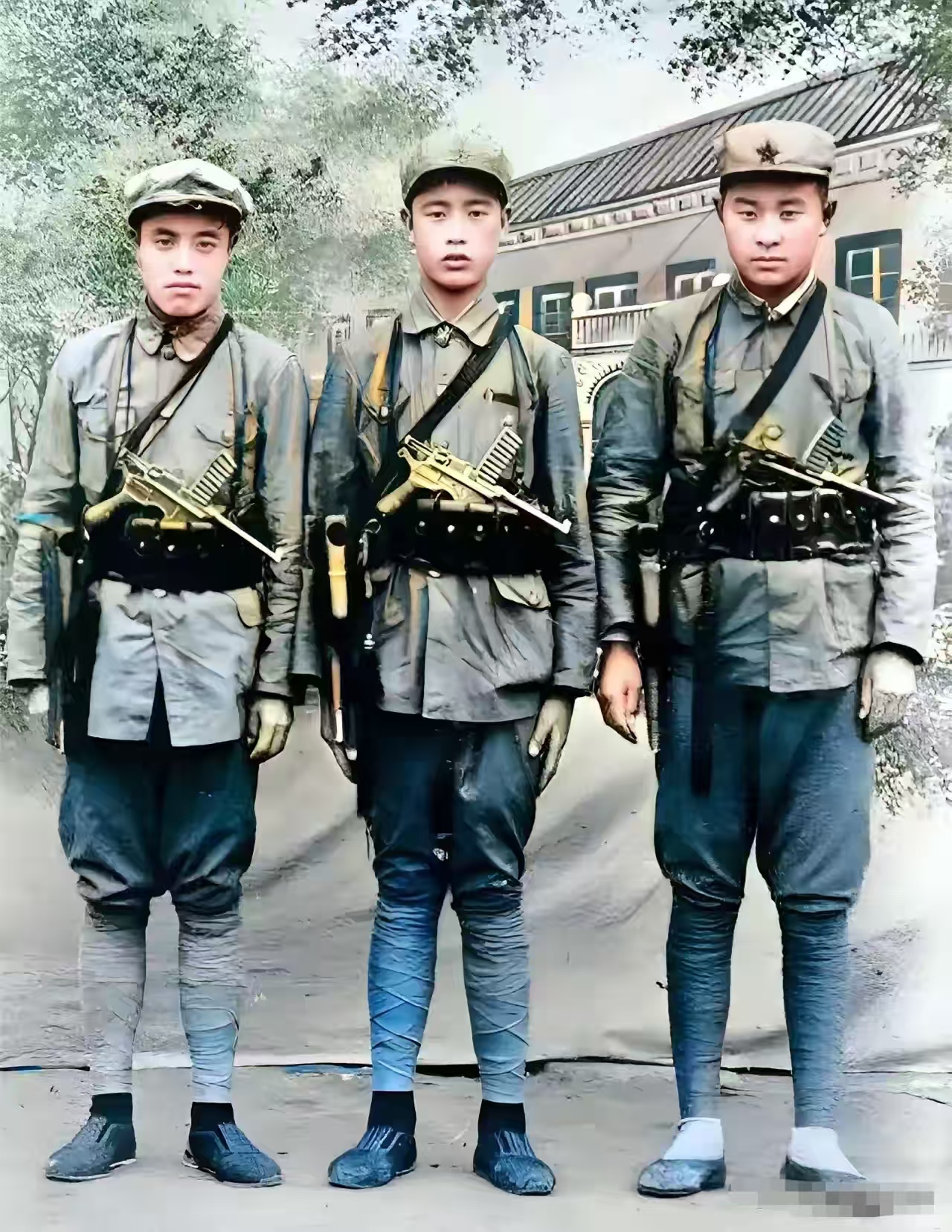 这是1936年在陕北一家照相馆内,三名年轻红军战士留下的珍贵合影