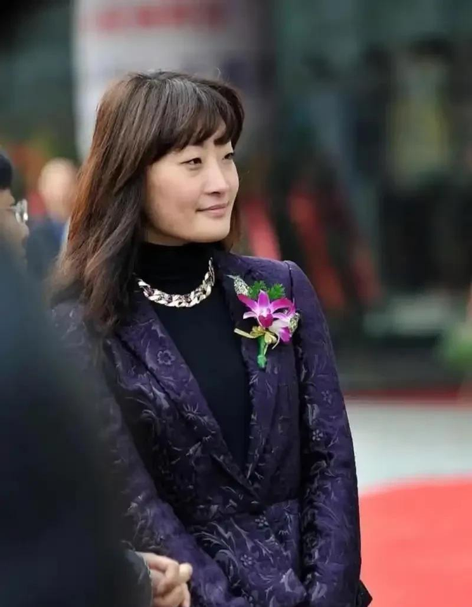 宗馥莉说:8岁时我蹲在校门口数蚂蚁,父亲的车灯掠过