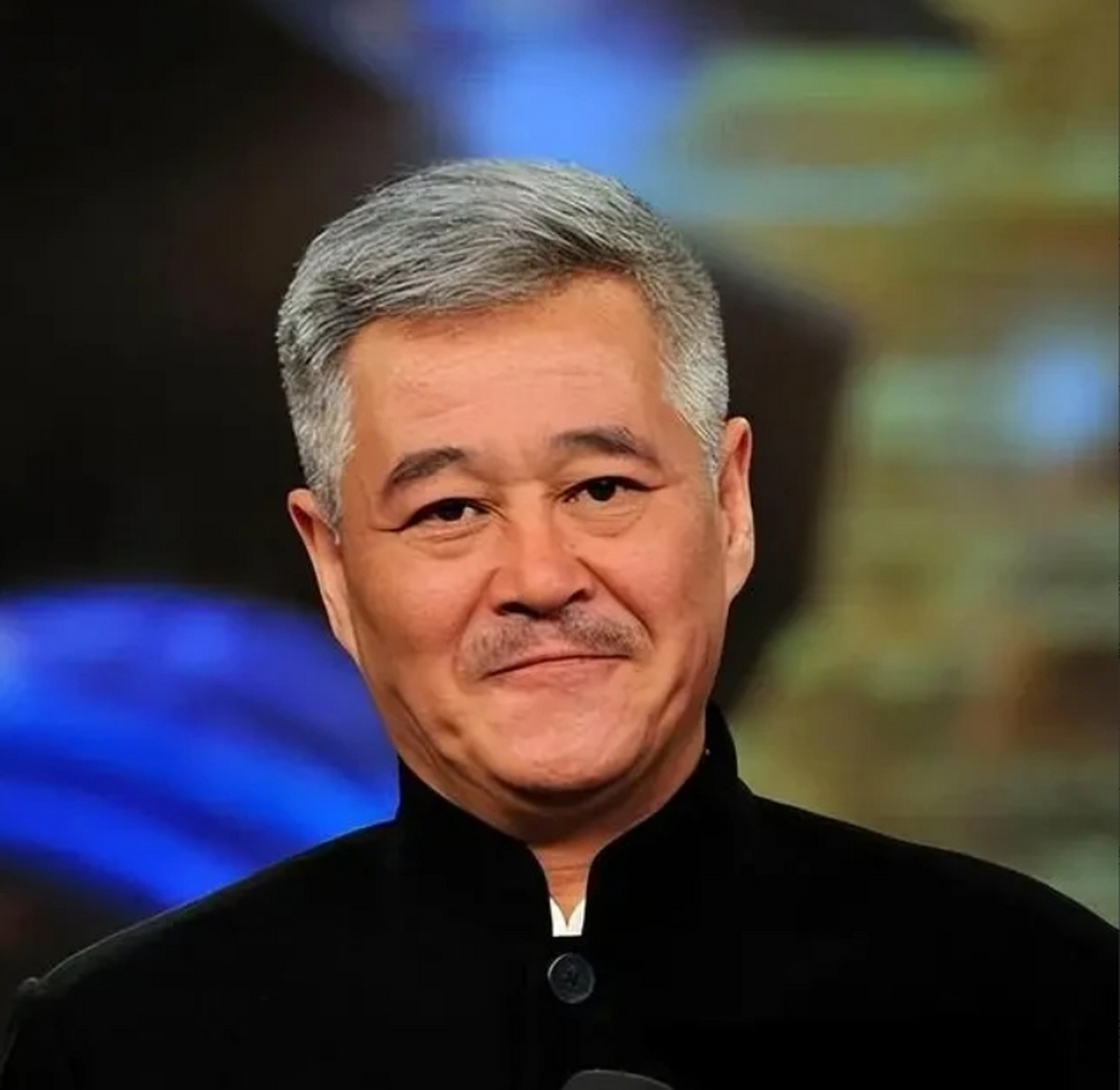 辽宁十大男演员: 第1名,赵本山:辽宁铁岭市人 第2名,雷佳音:辽宁鞍山