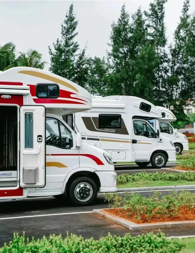 这座露营地可以收容5000辆房车,以每个房车4个人来计算,5000辆就2 2