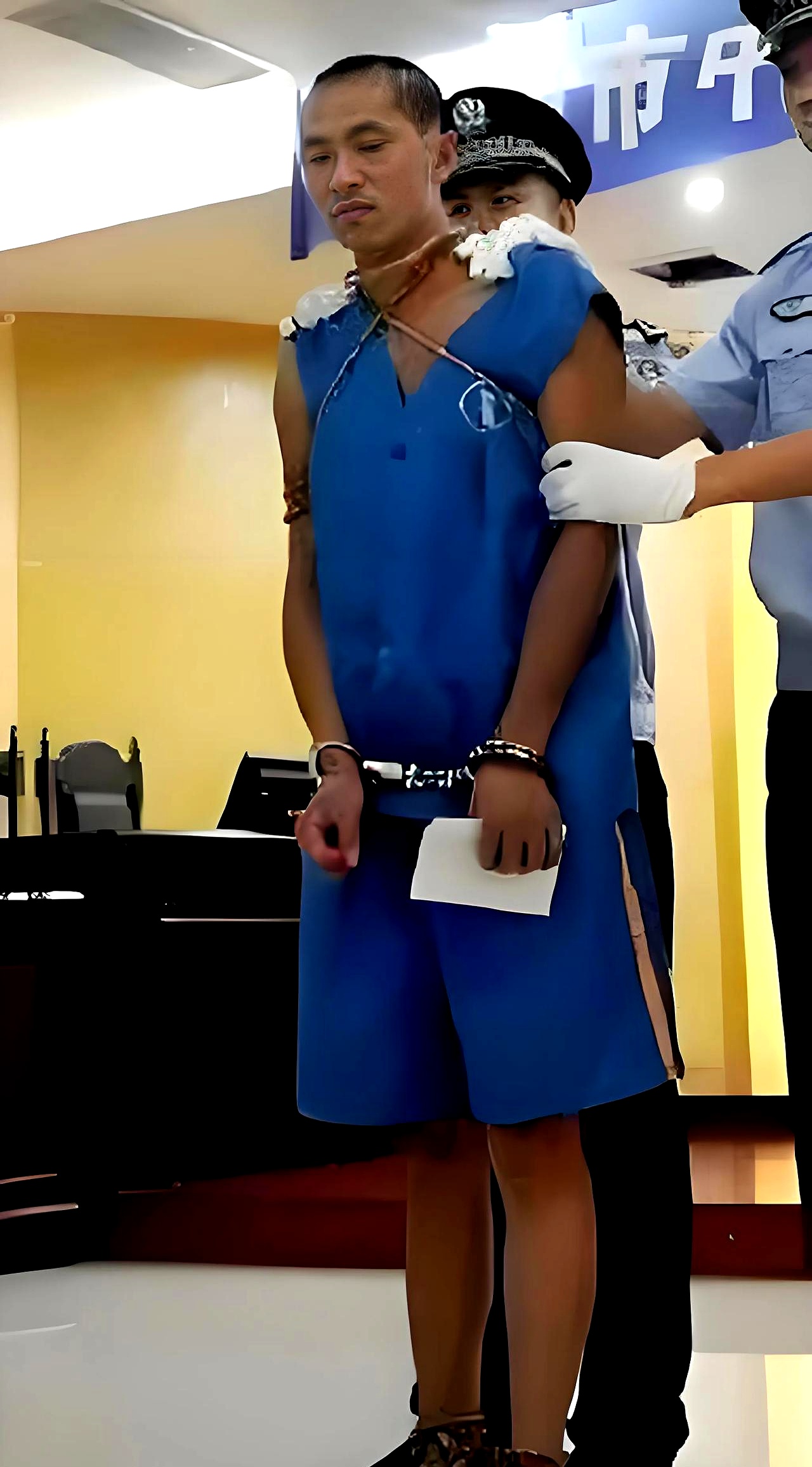 照片拍摄于2012年7月的江门,死刑犯孙双新紧握着死刑通知书,即将被押