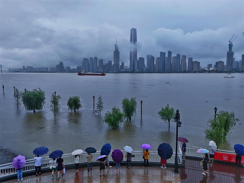 寻美武汉# 【雨中汉口江滩迎来不少市民看长江涨水】6月29日周末