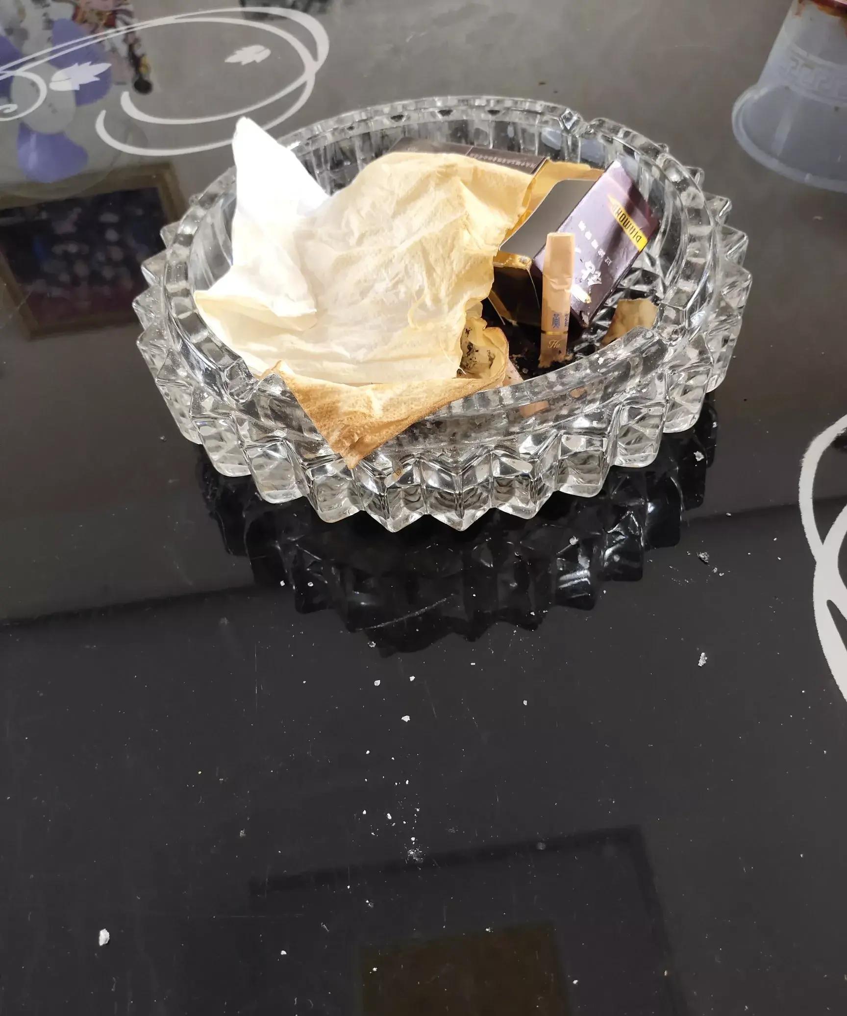 老公喝多了但并没有烂醉如泥我骑电车载着他他坐偏了我总是骑歪